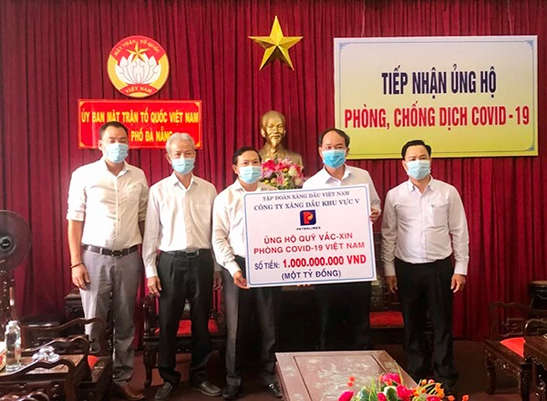 Ủy ban MTTQ Việt Nam TP Đà Nẵng tiếp nhận ủng hộ của các doanh nghiệp cho Quỹ vaccine phòng Covid-19