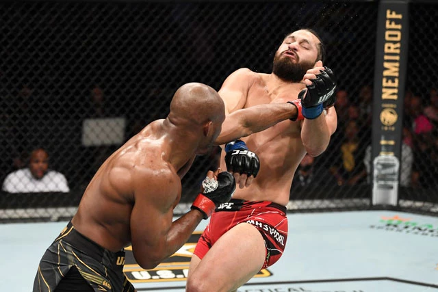 Kamaru Usman ra đòn hạ knock-out Jorge Masvidal.