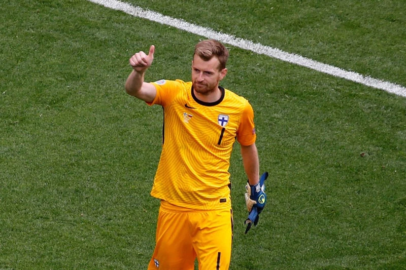 =5. Lukas Hradecky (Phần Lan, số lần cứu thua: 14).