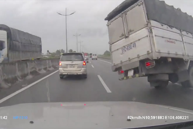 Những sai lầm của tài xế khiến lốp ô tô bị nổ khi đi trên cao tốc