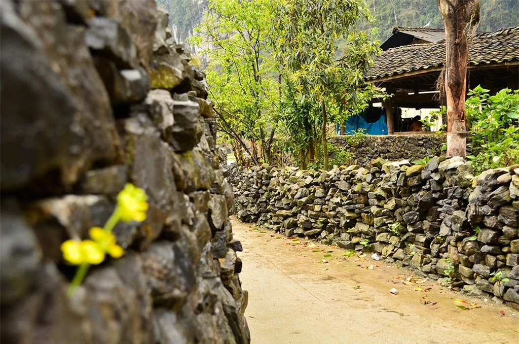 Việc chọn đá cũng mang ý nghĩa tâm linh sâu xa bởi họ cho rằng những viên đá được hình thành từ sâu trong lòng đất, trải qua điều kiện địa chất phức tạp và lâu dài, hấp thụ tinh hoa của đất trời nên mang trong mình nguồn năng lượng và linh khí rất cao