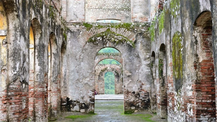 Những bức ảnh hiếm hoi của các cung điện bị bỏ hoang trên khắp thế giới 12