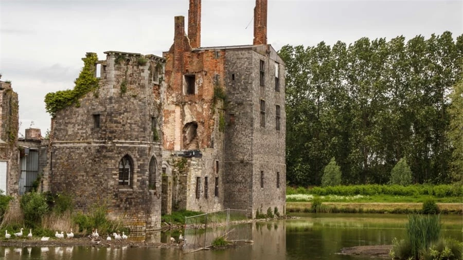 Những bức ảnh hiếm hoi của các cung điện bị bỏ hoang trên khắp thế giới 9