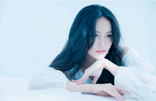 Sao Việt nói gì về việc Trương Mỹ Nhân 10 năm "cày" trả nợ vì mẹ lô đề, cờ bạc?