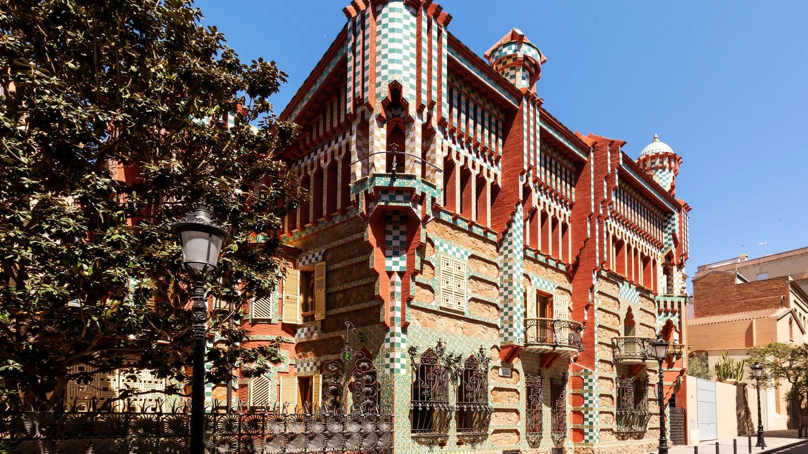 Airbnb cung cấp dịch vụ lưu trú một đêm tại ngôi nhà Casa Vicens ở Barcelona, Tây Ban Nha, với mức giá chỉ 1,19 USD. Lần đầu tiên, công chúng sẽ có cơ hội nghỉ đêm trong ngôi nhà đầu tiên do kiến ​​trúc sư người Tây Ban Nha Catalan Antoni Gaudí thiết kế.