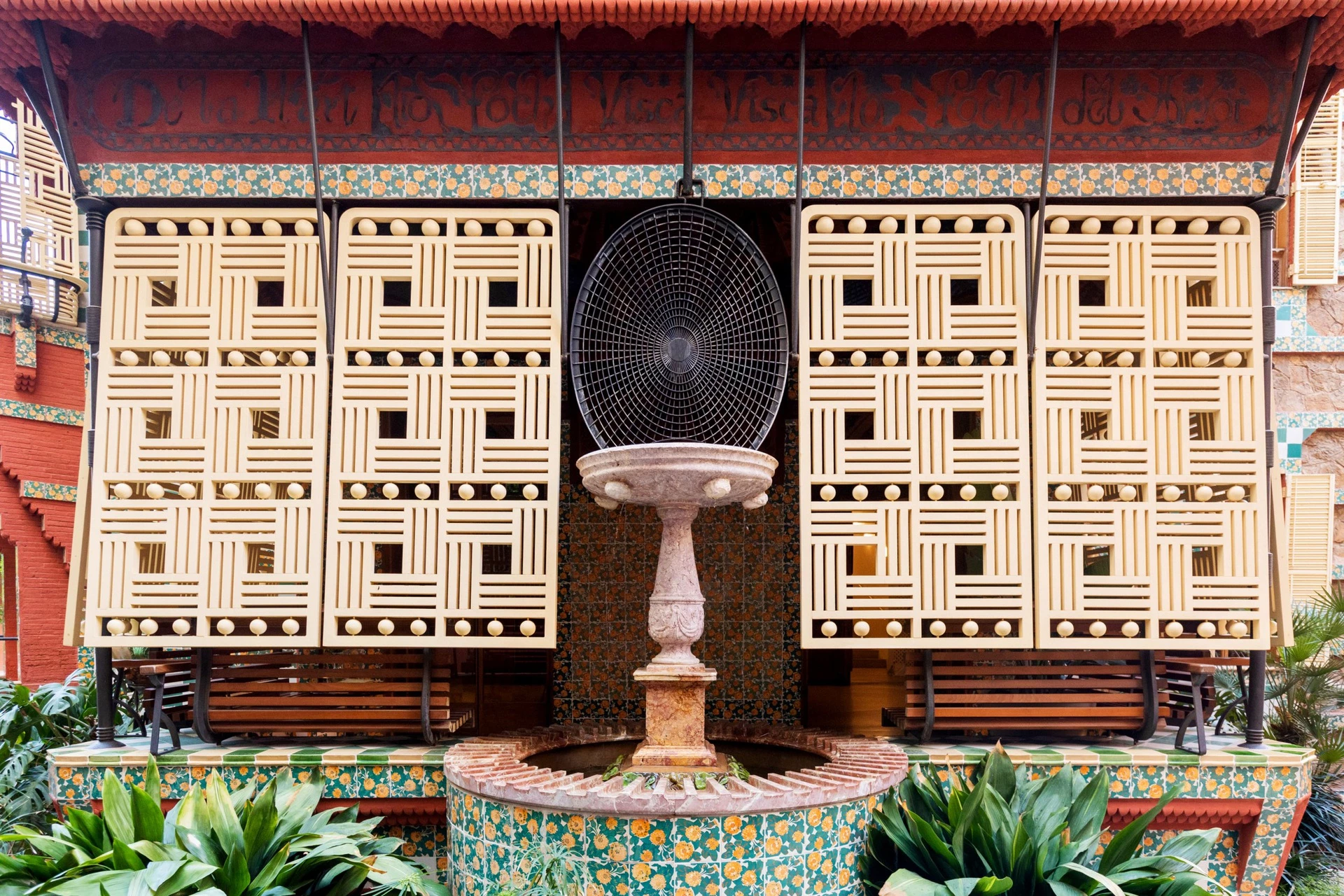 Casa Vicens được coi là một trong những tòa nhà đầu tiên của phong trào Tân nghệ thuật (Art Nouveau), một phong cách kiến ​​trúc hoàn toàn phá vỡ các quy tắc của thời kỳ đó, với sự pha trộn đặc trưng của Moorish, tân cổ điển và các dạng organic.