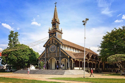 Nhà thờ gỗ Kon Tum. Nguồn: Wikipedia.