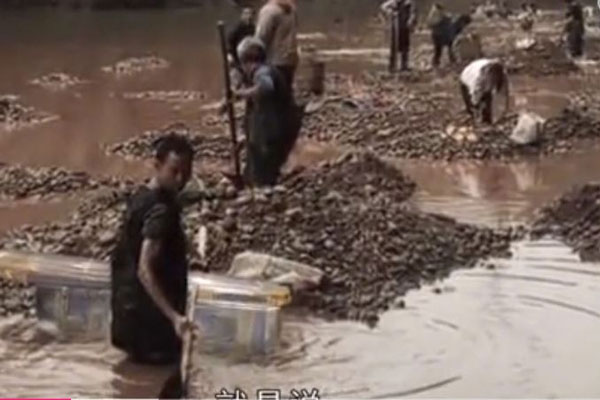 Quan tài trong suốt đột nhiên lộ ra giữa sông Hoàng Hà: Ai cũng thất kinh sau khi đào đến cùng