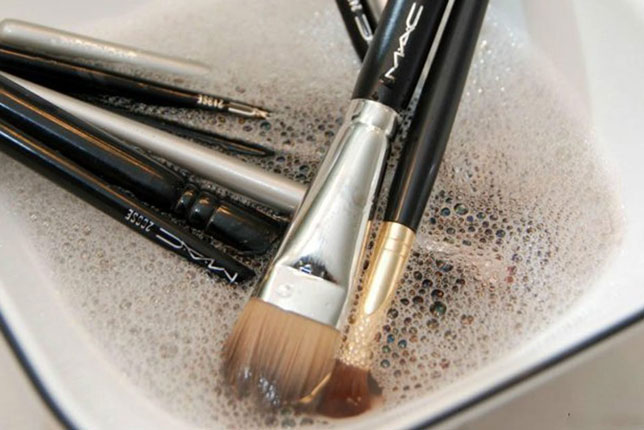 Những sai lầm khi trang điểm khiến mụn mọc dày đặc