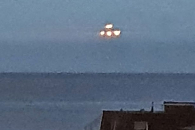 Phát hiện vật thể hình tam giác kỳ quái, nghi là UFO trên bầu trời Anh