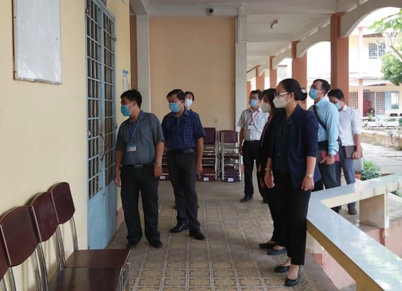 Bà Nguyễn Thị Quyên Thanh, Phó chủ tịch UBND tỉnh Vĩnh Long, kiểm tra công tác đảm bảo thi tốt nghiệp.