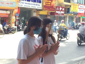 Trước ngày thi, nhiều sĩ tử tới lễ cầu may tại Văn Miếu - Quốc Tử Giám