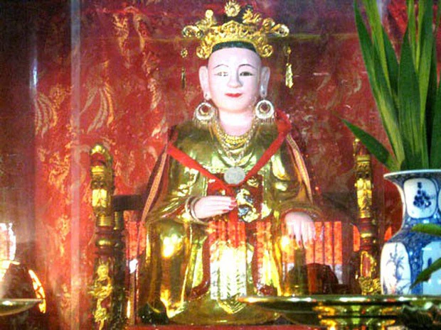 Vợ đầu tiên của vua Trần Thái Tông là hoàng đế nhà Lý (Lý Chiêu Hoàng). Lúc nhỏ, bà có tên Lý Phật Kim, sau đổi thành Lý Thiên Hinh. Lý Chiêu hoàng là nữ hoàng duy nhất trong lịch sử phong kiến Việt Nam. Ảnh: Lịch sử Việt Nam.