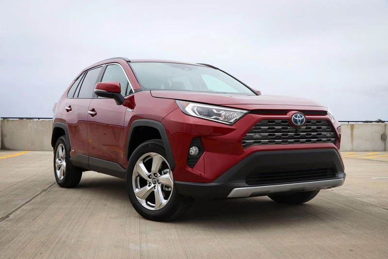 4. Toyota RAV4 (doanh số: 221.195 chiếc).