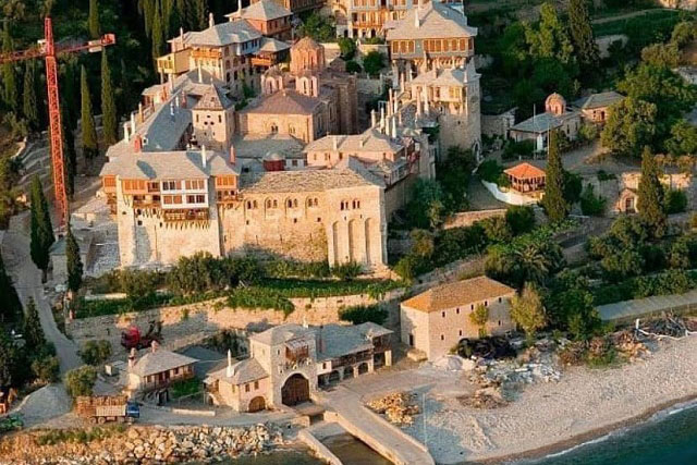 Ngọn núi thiêng kỳ bí ở Hy Lạp, nơi cấm tuyệt đối phụ nữ đặt chân tới