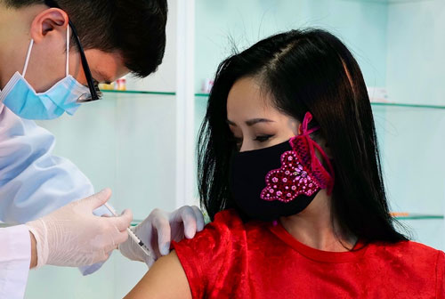 Diva Hồng Nhung tình nguyện tiêm vaccine Nanocovax