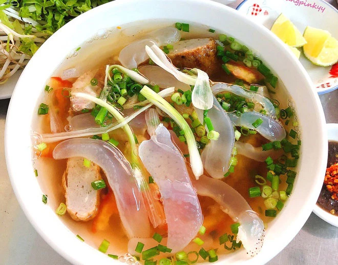Bún sứa là hương vị thỏa mãn vị giác của giới sành ăn tại Nha Trang. Điểm nhấn là phần nước dùng trong vắt, ngọt thanh được ninh từ cá. Sự kết hợp giữa sợi bún tươi, thịt sứa giòn sựt, chả cá luộc, ớt, hành và rau thơm sẽ mang đến cảm nhận khác lạ, thú vị cho thực khách. Ảnh: Trangpinkyy.
