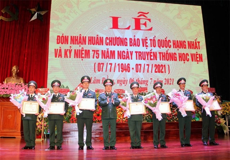 Học viện Lục quân đón nhận Huân chương Bảo vệ Tổ quốc hạng nhất -0