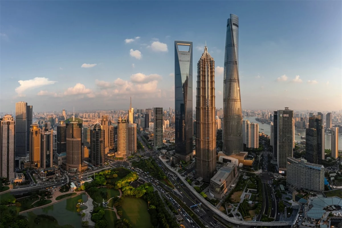 Với độ cao khoảng 632 m, tòa Shanghai Tower tại Thượng Hải là tòa nhà cao nhất Trung Quốc và thứ hai thế giới, sau tòa Burj Khalifa của Dubai (UAE). Để so sánh, tháp Eiffel tại Pháp cao khoảng 312 m, không tính cột ăng-ten trên đỉnh tháp. Nguồn:Xiaodong Qiu, Getty Images