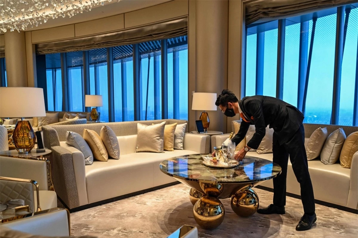 Hạng phòng lớn nhất tại khách sạn này là "The Shanghai Suite", với diện tích khoảng 370 m2. Tuy nhiên mức giá cho loại phòng chưa được công bố.Nguồn:Hector Retamal, AFP/Getty Images