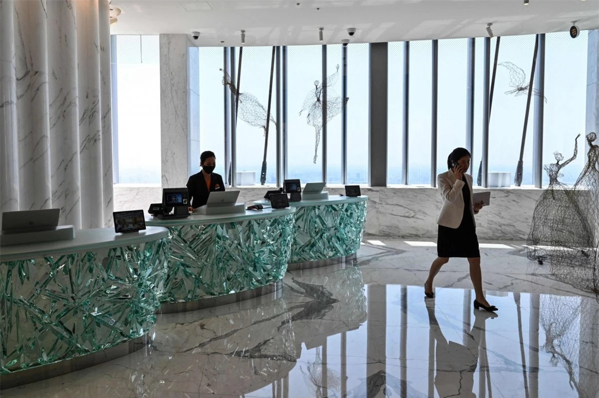 Tại những tầng trên cùng của Shanghai Tower, khách sạn J Hotel vừa chính thức khai trương, được coi là khách sạn trên tầng cao nhất thế giới. Hiện nay theo Sách Kỷ lục Guinness, danh hiệu khách sạn độc lập cao nhất thế giới vẫn thuộc về Gevora Hotel tại UAE, với chiều cao 356,33 m từ mặt đất tới đỉnh.