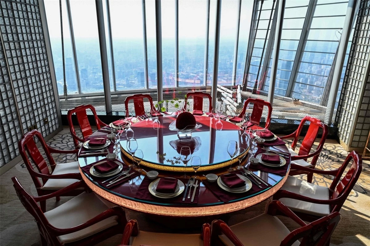 Một phòng ăn trong nhà hàng, trên tầng 120 của tòa tháp. Thực khách sẽ được trải nghiệm thang máy tốc độ 18 m/s để lên tới nhà hàng.Nguồn:Hector Retamal, AFP/Getty Images