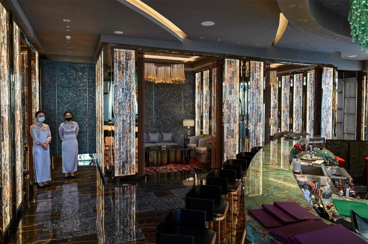Quán bar của J Hotel được thiết kế sang trọng, đẹp mắt. Dịch vụ tại J Hotel được cho là dành cho những khách hàng có mức chi tiêu cao.Nguồn:Hector Retamal, AFP/Getty Images