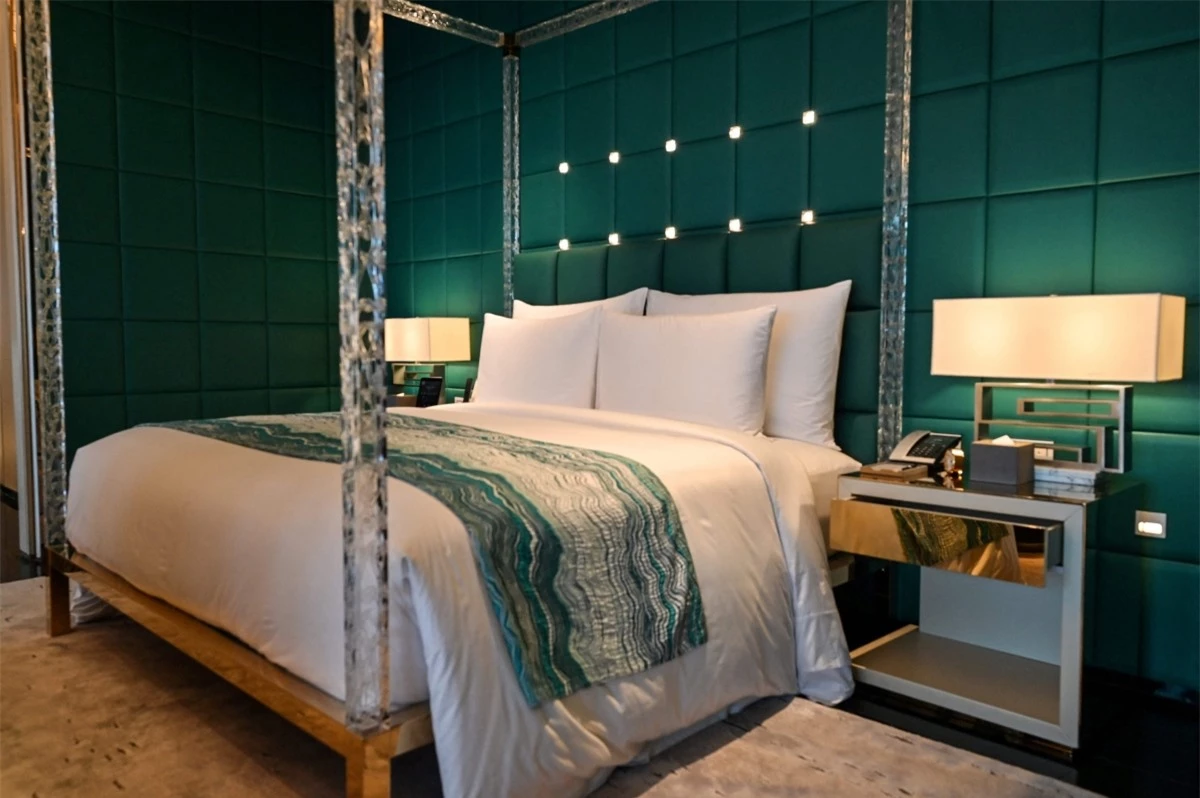 J Hotel có 165 phòng nghỉ và dịch vụ quản gia cá nhân 24/7. Một phòng hạng "suite" sẽ có đèn chùm pha lê và phòng xông hơi, có giá khoảng 10.400 USD cho đêm thứ Bảy.Nguồn:Hector Retamal, AFP/Getty Images