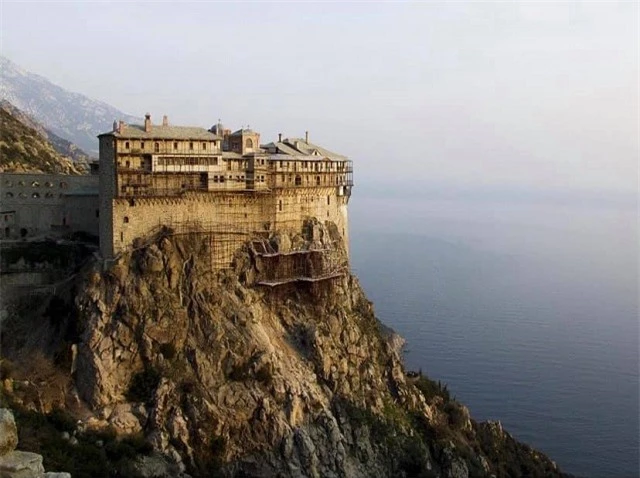 Ngọn núi thiêng kỳ bí ở Hy Lạp, nơi cấm tuyệt đối phụ nữ đặt chân tới 2