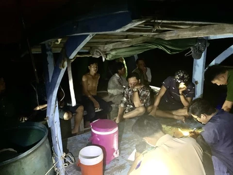 "Cát tặc" bị bắt giữ. "Cát tặc" bị bắt giữ.