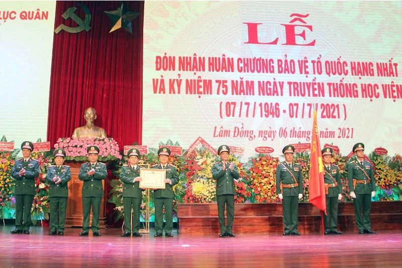 Trung tướng Ngô Minh Tiến trao Huân chương Bảo vệ Tổ quốc hạng nhất do Chủ tịch nước tặng Học viện Lục quân.