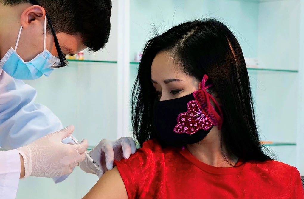 Ca sĩ Hồng Nhung tiêm mũi đầu tiên vaccine Nanocovax. Ảnh: Nhân vật cung cấp.