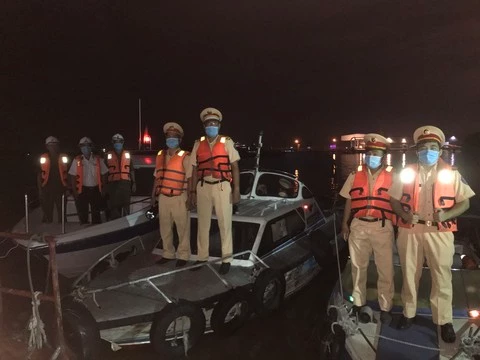 Lực lượng Cảnh sát Đường thuỷ TP.HCM ra quân truy bắt các đối tượng khai thác cát trái phép. Lực lượng Cảnh sát Đường thuỷ TP.HCM ra quân truy bắt các đối tượng khai thác cát trái phép.