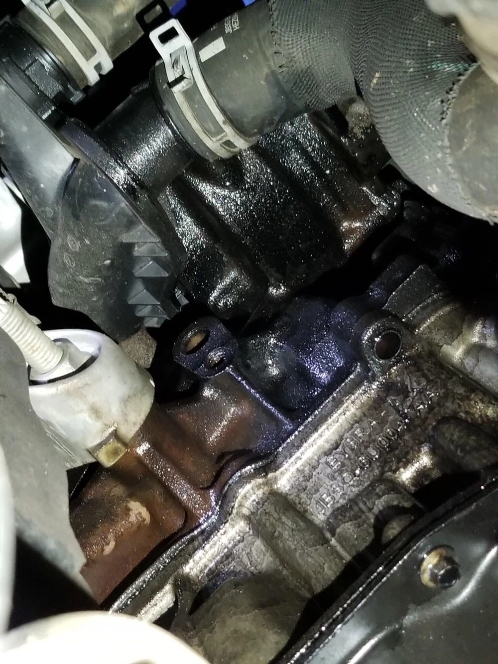 Hiện tượng rò rỉ dầu trên một chiếc Ford sử dụng động cơ Bi-Turbo 2.0L