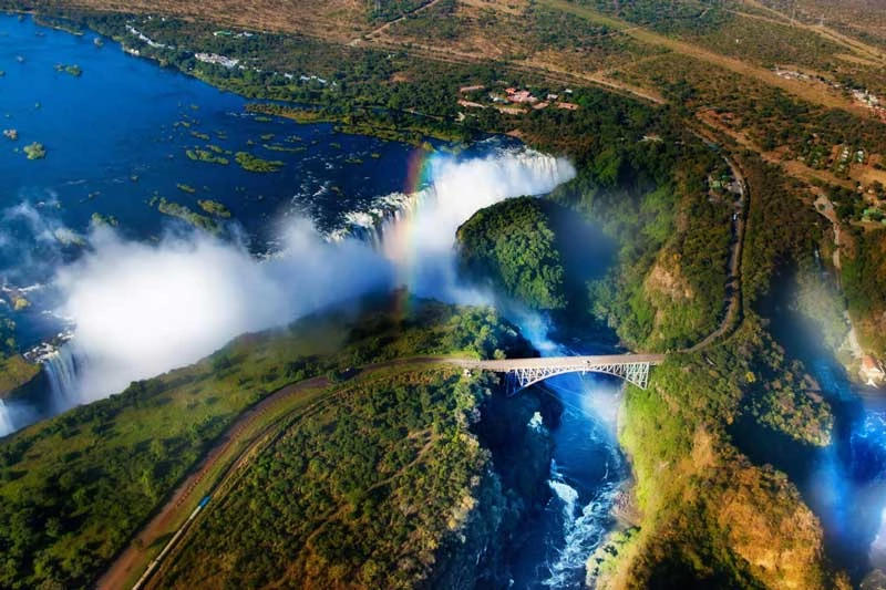 10. Thác Victoria (Zambia và Zimbabwe). CNN đã mô tả thác nước này như 1 trong 7 kỳ quan thiên nhiên thế giới. Theo du khách, đây cũng là một trong những thác nước đẹp nhất thế giới. 