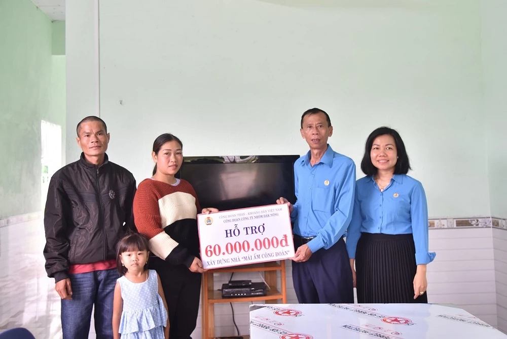 Ông Nguyễn Văn Hiếu – Chủ tịch Công đoàn Công ty Nhôm Đắk Nông – TKV trao số tiền 60 triệu đồng hỗ trợ “Mái ấm Công đoàn” cho gia đình chị H’Bớ. Ông Nguyễn Văn Hiếu – Chủ tịch Công đoàn Công ty Nhôm Đắk Nông – TKV trao số tiền 60 triệu đồng hỗ trợ “Mái ấm Công đoàn” cho gia đình chị H’Bớ.