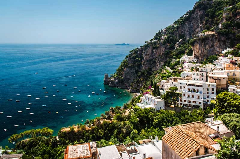 3. Bờ Biển Amalfi (Italia). Đây đoạn bờ biển dài trên bờ biển phía bắc vịnh Salerno thuộc biển Tyrrhenian, tỉnh Salermo, miền nam Italia. Đây là địa điểm du lịch nổi tiếng tại Italia, thu hút hàng ngàn khách du lịch mỗi năm. Năm 1997, địa danh này trở thành Di sản thế giới của UNESCO.