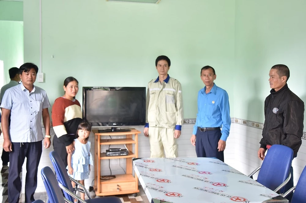 Ban Chấp hành Công đoàn Phân xưởng tuyển khoáng bàn giao bàn, ghế, tivi… cho gia đình chị H’Bớ.