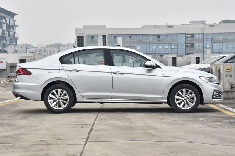 4. Volkswagen Bora (doanh số: 144.257 chiếc).