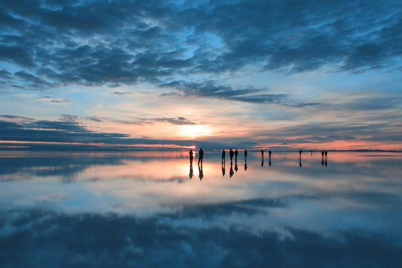 5. Salar de Uyuni (Bolivia). Đây là bãi muối lớn nhất thế giới, với diện tích 10,582 km2. Ngoài nguồn lợi từ khai thác muối, Salar de Uyuni còn thu hút lượng lớn khách du lịch từ khắp nơi trên thế giới.