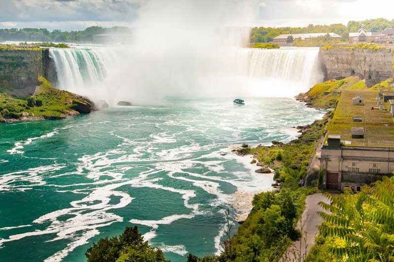 1. Thác Niagara (Mỹ và Canada). Thác Niagra nổi tiếng vì vẻ đẹp và nguồn giá trị thủy điện. Ngoài ra, đây còn là địa điểm du lịch nổi tiếng thế giới. Nó còn đươc mệnh danh là thác nước đẹp nhất thế giới.