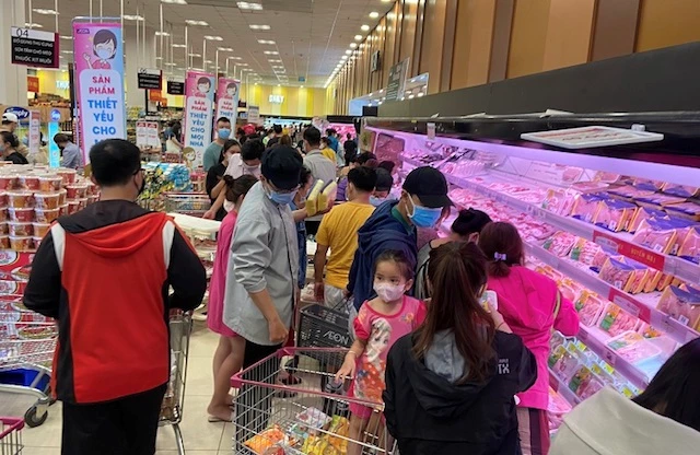 Người dân TP.HCM đổ xô vào siêu thị mua thực phẩm chiều 7/7.