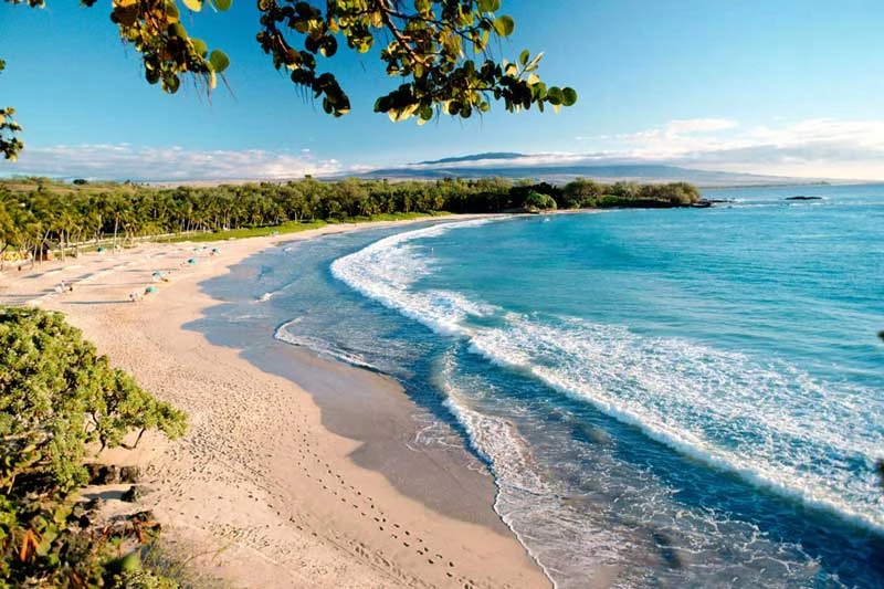 7. Bãi biển Mauna Kea (Hawaii, Mỹ). Đây là điểm đến hấp dẫn tại đảo Hawaii. Tới đây, du khách có thể thỏa thích tắm biển, lặn biển…