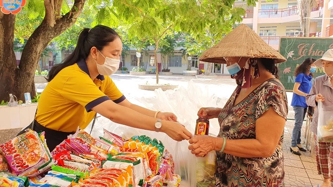 Những phiên chợ 0 đồng đầy nghĩa tình giúp đỡ cho bà con nghèo - Ảnh: Kim Cương