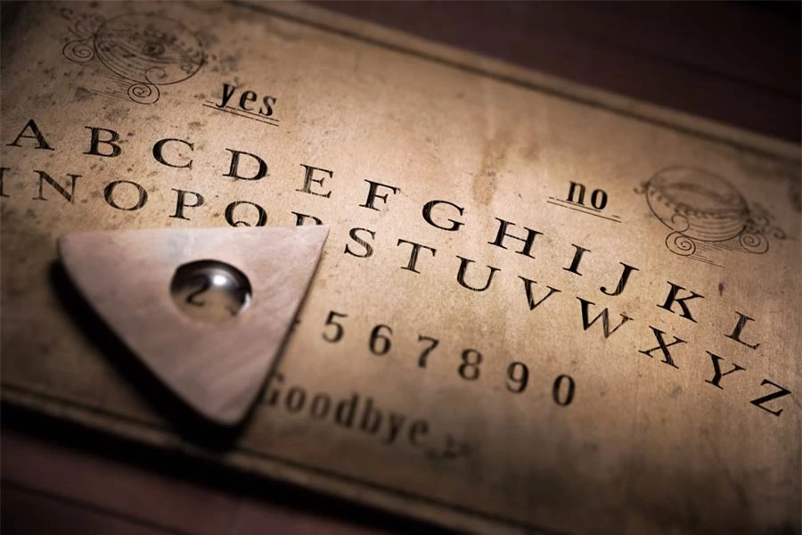 Bí ẩn xoay quanh trò chơi Ouija và vụ án mạng cầu cơ - Ảnh 1.