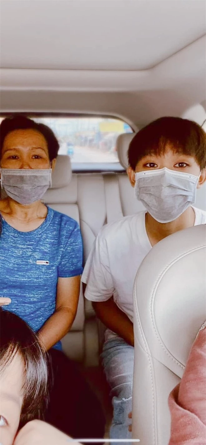 Rầm rộ hình ảnh Hồ Văn Cường được mẹ ruột đưa đi làm thủ tục trước ngày thi tốt nghiệp THPT - Ảnh 3. Rầm rộ hình ảnh Hồ Văn Cường được mẹ ruột đưa đi làm thủ tục trước ngày thi tốt nghiệp THPT - Ảnh 3.