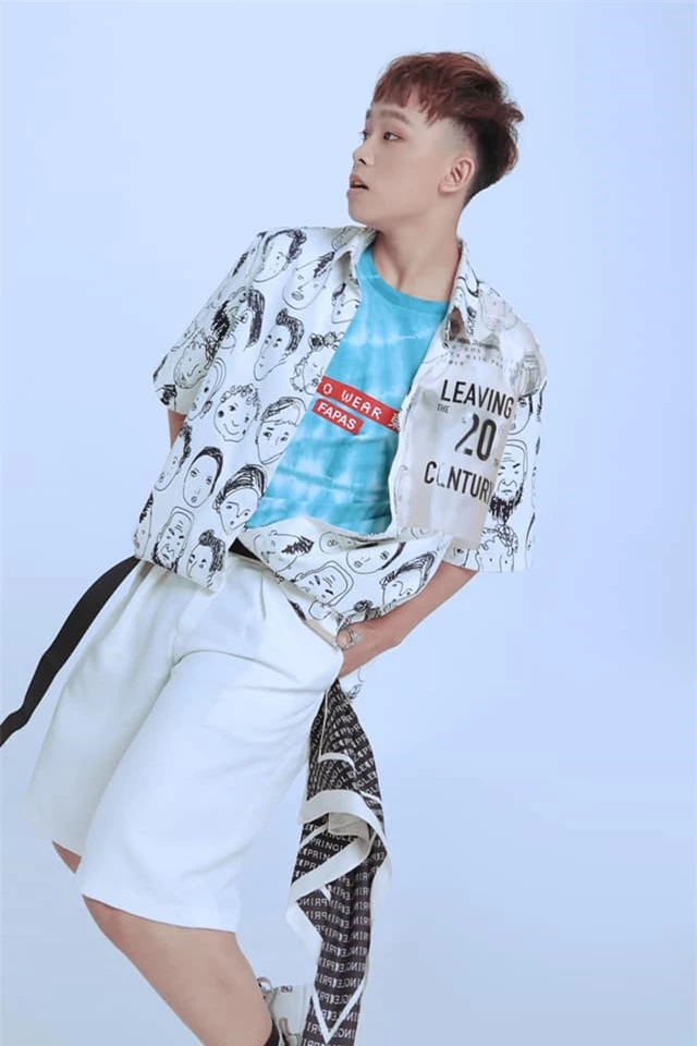 Rầm rộ hình ảnh Hồ Văn Cường được mẹ ruột đưa đi làm thủ tục trước ngày thi tốt nghiệp THPT - Ảnh 5. Rầm rộ hình ảnh Hồ Văn Cường được mẹ ruột đưa đi làm thủ tục trước ngày thi tốt nghiệp THPT - Ảnh 5.