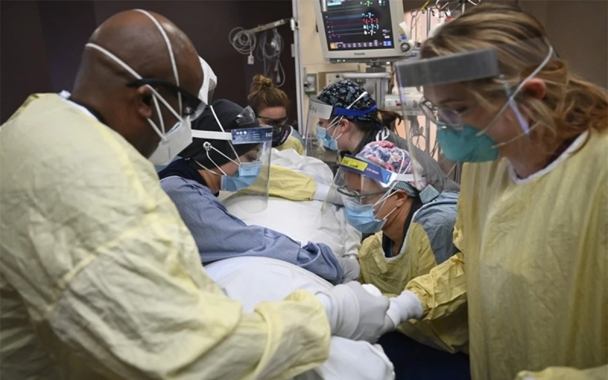 Các y tá, bác sĩ đang điều trị cho người bệnh Covid-19 tại Bệnh viện North Memorial Health tại Mỹ. (Ảnh: AP)