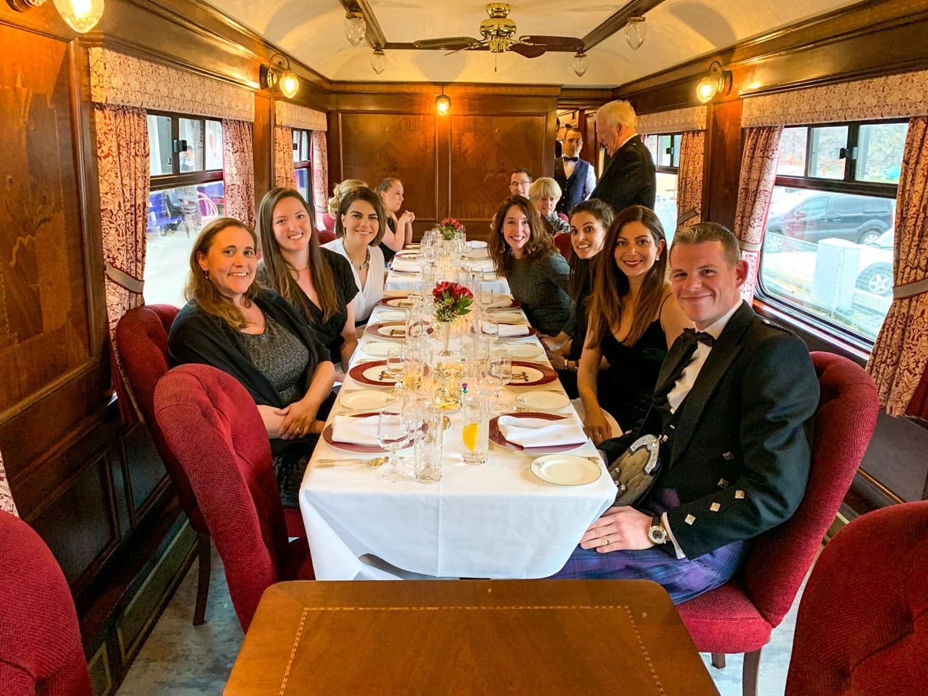 Mọi cabin trên tàu đều đem đến dịch vụ cao cấp với quản gia riêng. Hành khách tham gia chuyến đi sẽ thưởng thức hàng chục loại rượu đặc trưng, bữa sáng đầy đủ kiểu Scotland, bữa trưa 3 món, bữa tối 4 món cùng gia đình. Ảnh: Social of International Railway Traverlers.