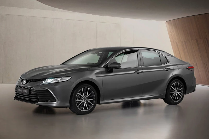 1. Toyota Camry Hybrid 2021 (giá khởi điểm: 27.270 USD, điểm an toàn: 10/10).